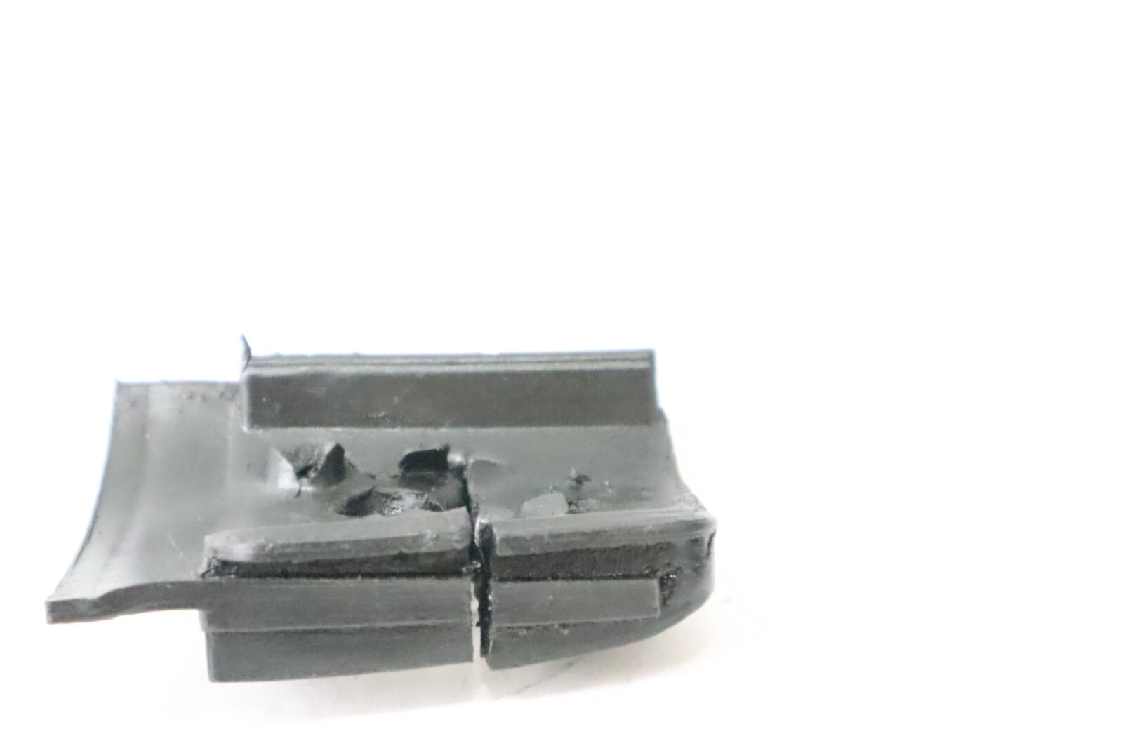 8225562 Mercury Outboard grommet - Image 9