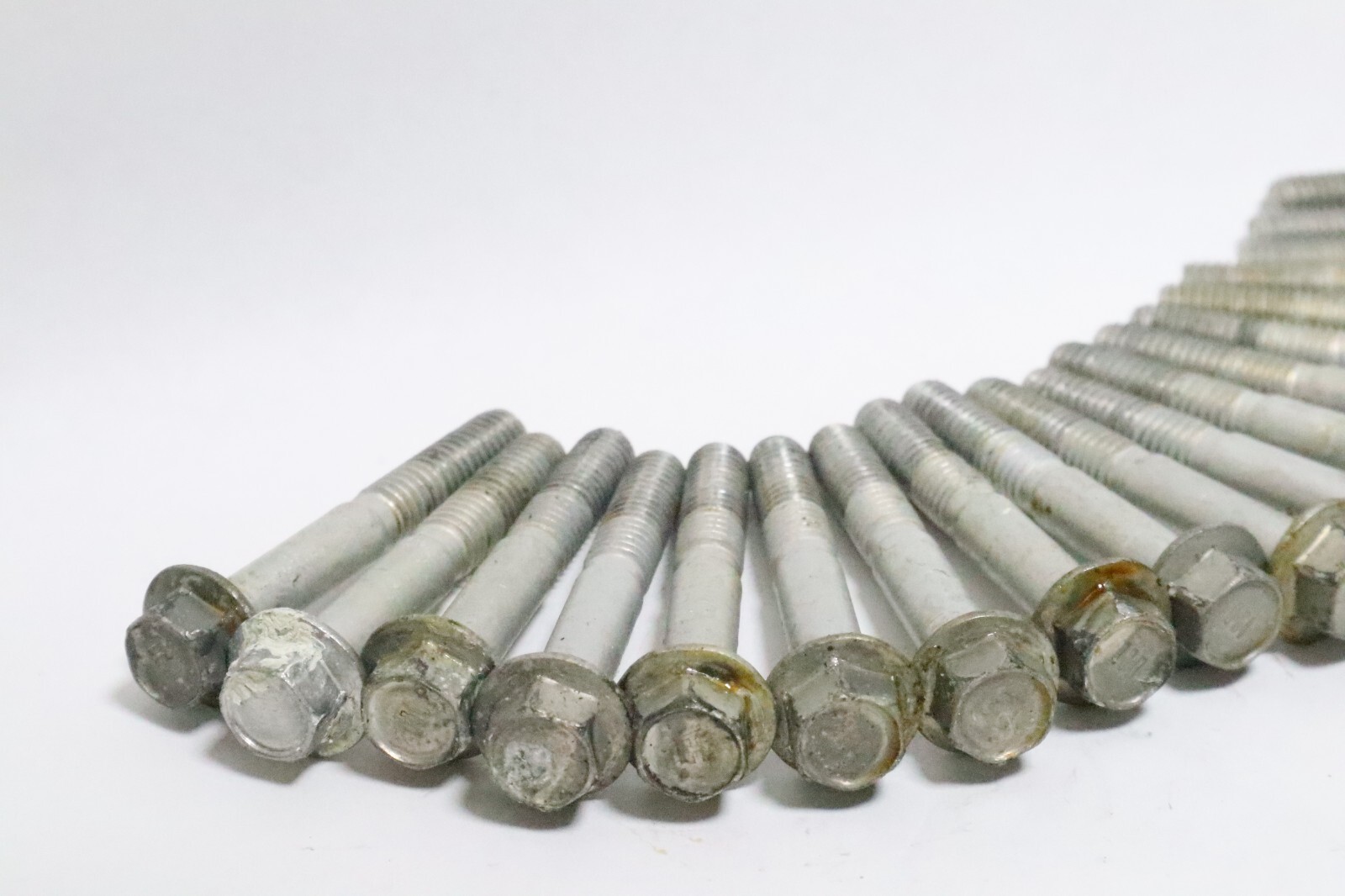 EVINRUDE ETEC CYLINDER HEAD BOLTS '' lots of 19 ''0351081 , 351081 , 0361609 - Image 14