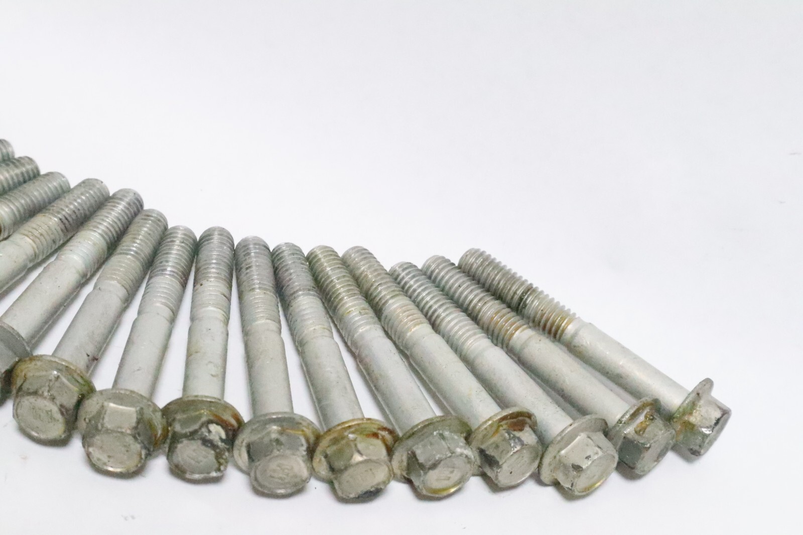 EVINRUDE ETEC CYLINDER HEAD BOLTS '' lots of 19 ''0351081 , 351081 , 0361609 - Image 16
