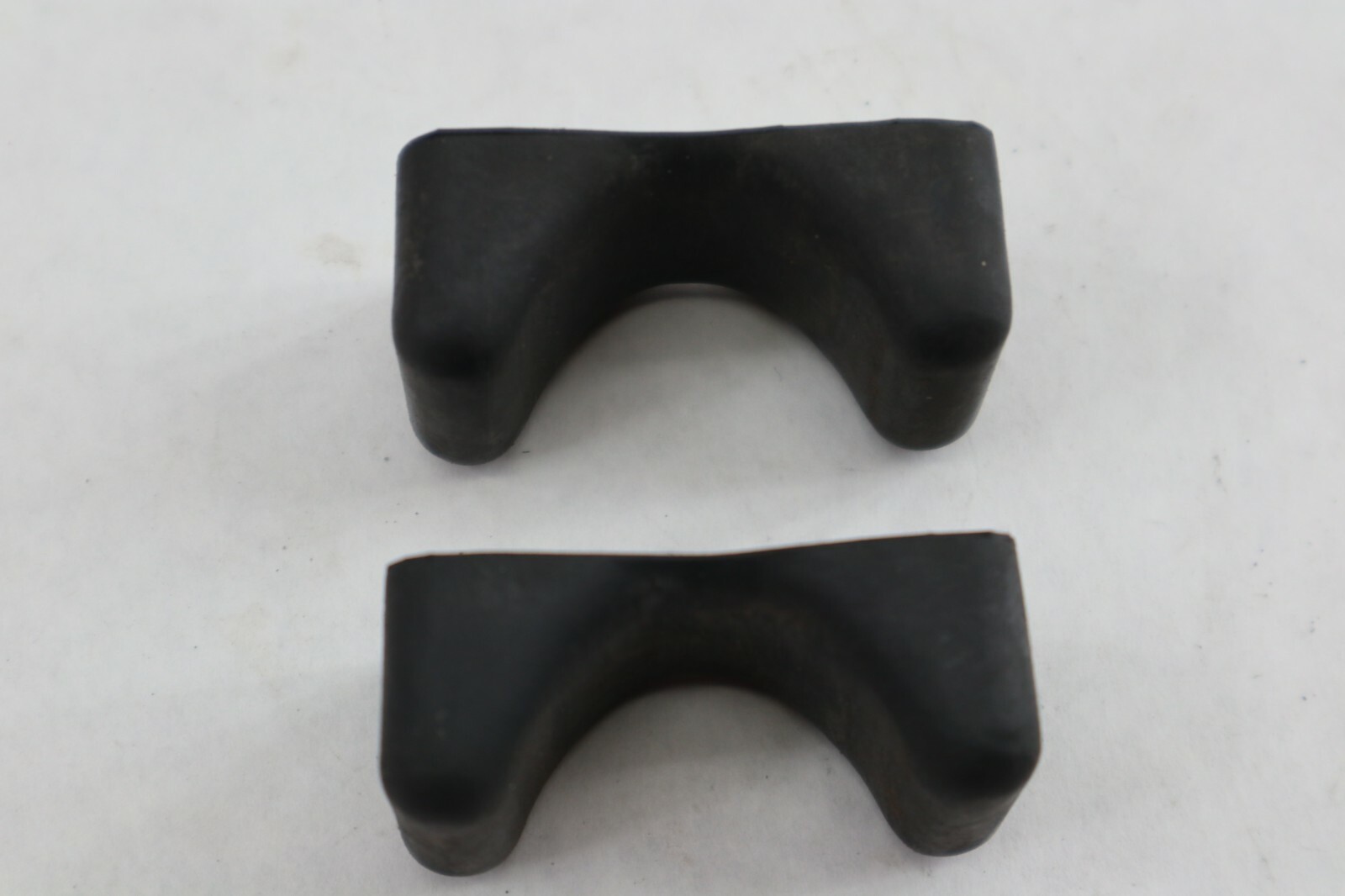 1984-87 HONDA GL1200 GOLDWING RADIATOR TOP RUBBER MOUNTS 19518-MG9-000 - Image 2