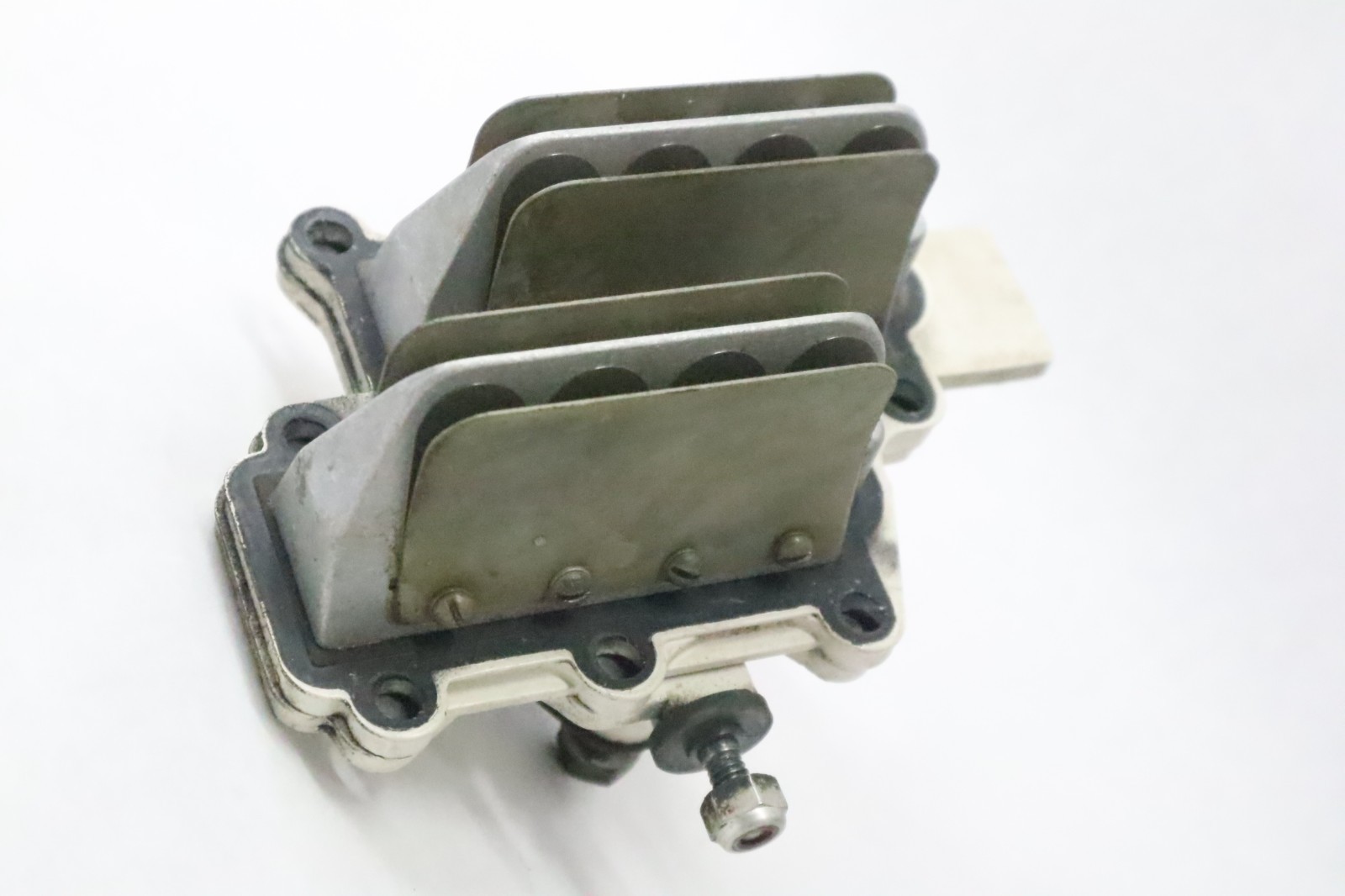 1970 72 Chrysler 35 hp 357hb Outboard intake manifold + reed valves 433158 - Image 7