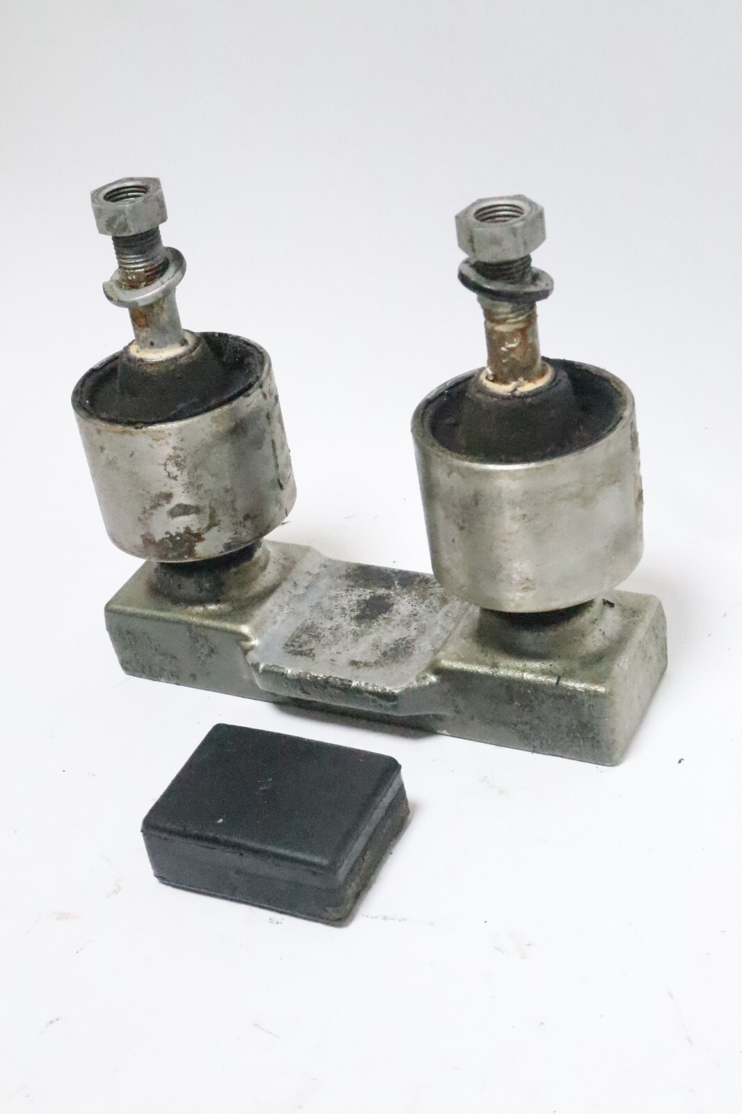 Suzuki DT 115 140 HP UPPER ENGINE MOUNT SET 54136-94503 54130-94501 - Image 7