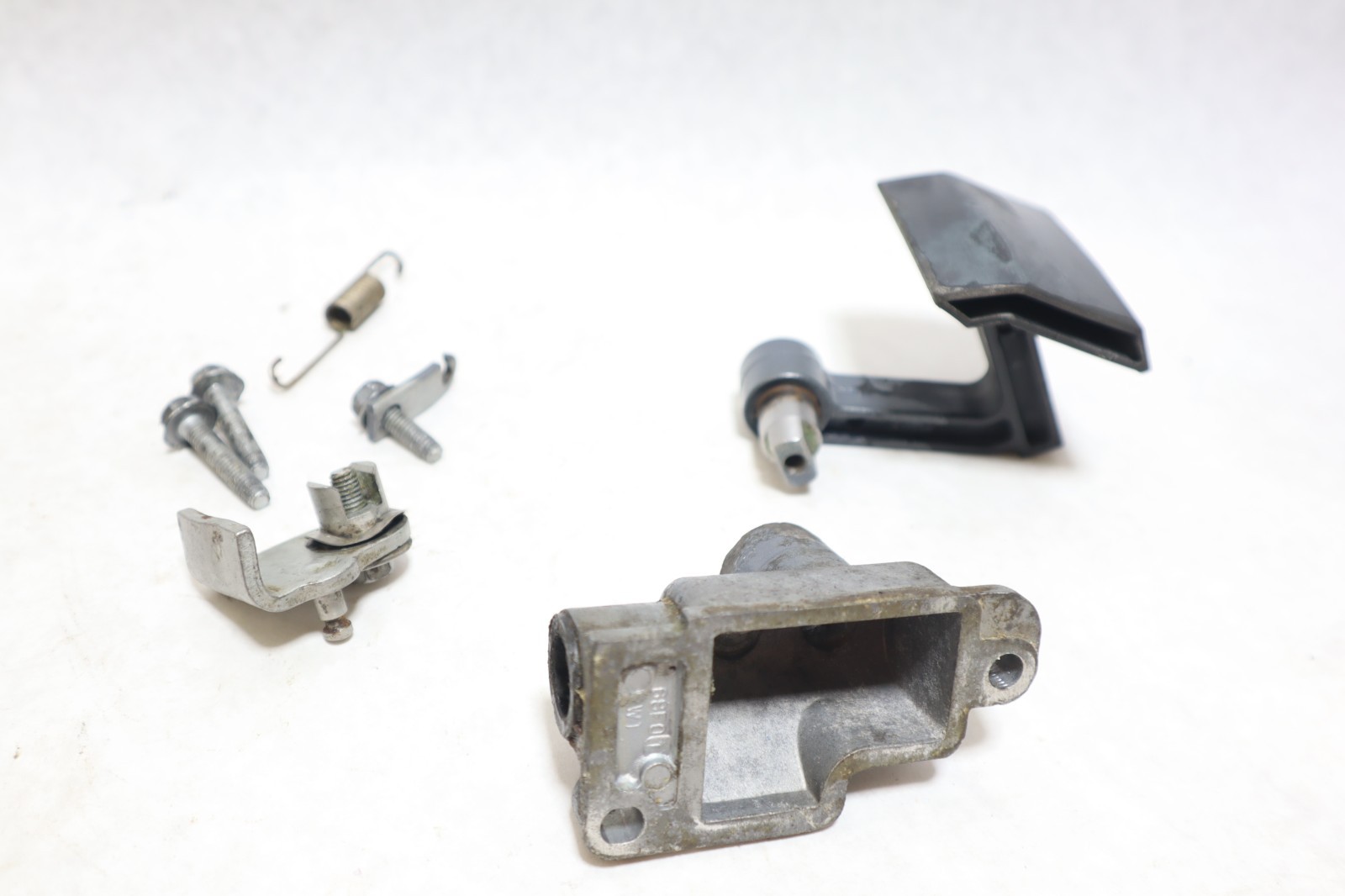 2004 05 Yamaha f 150 HP 4 Stroke rear Latch Handle Set 63P-42816-00-8D OEM - Image 8