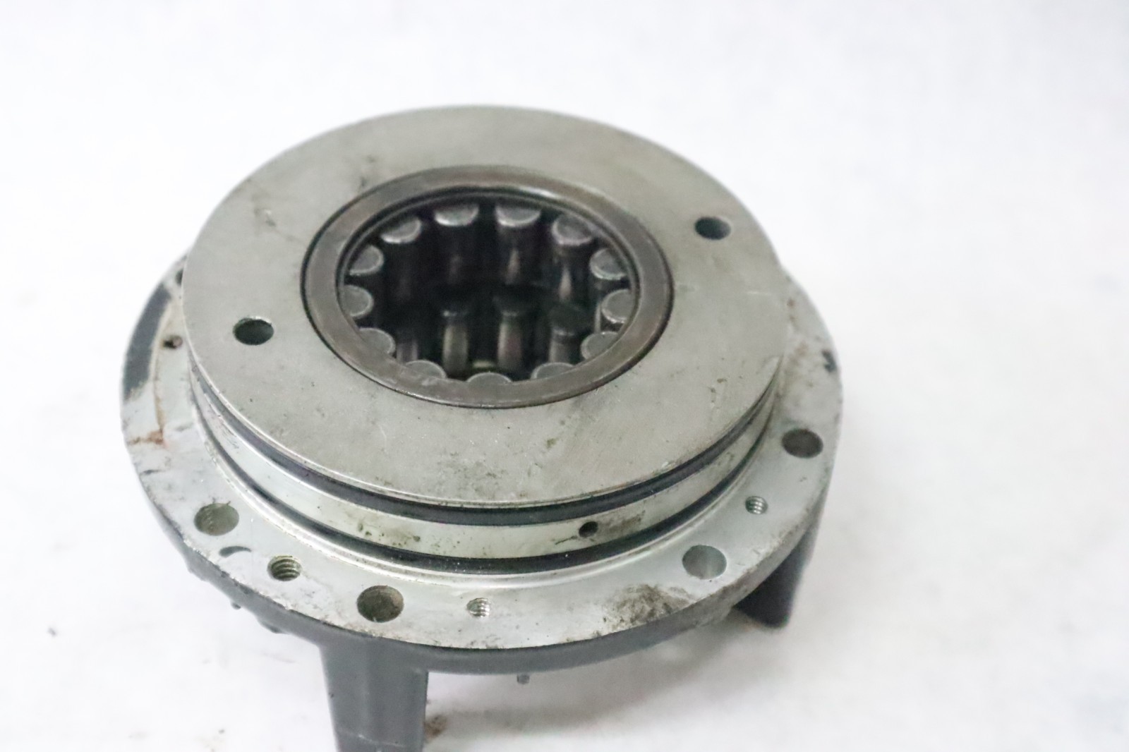 Evinrude 90 115 hp 150 hp outboard upper crankshaft bearing carrier # 321238 - Image 6