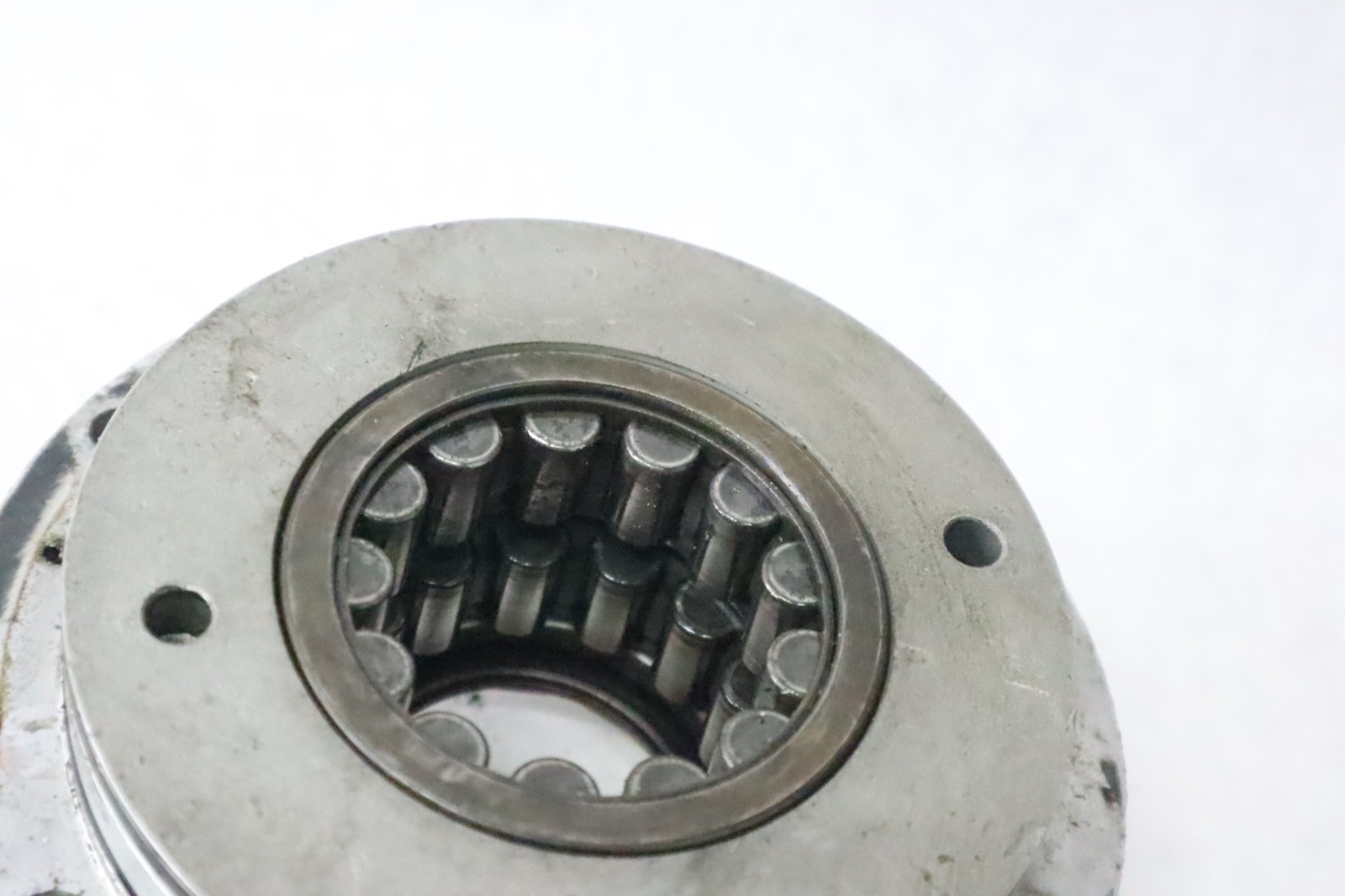 Evinrude 90 115 hp 150 hp outboard upper crankshaft bearing carrier # 321238 - Image 7