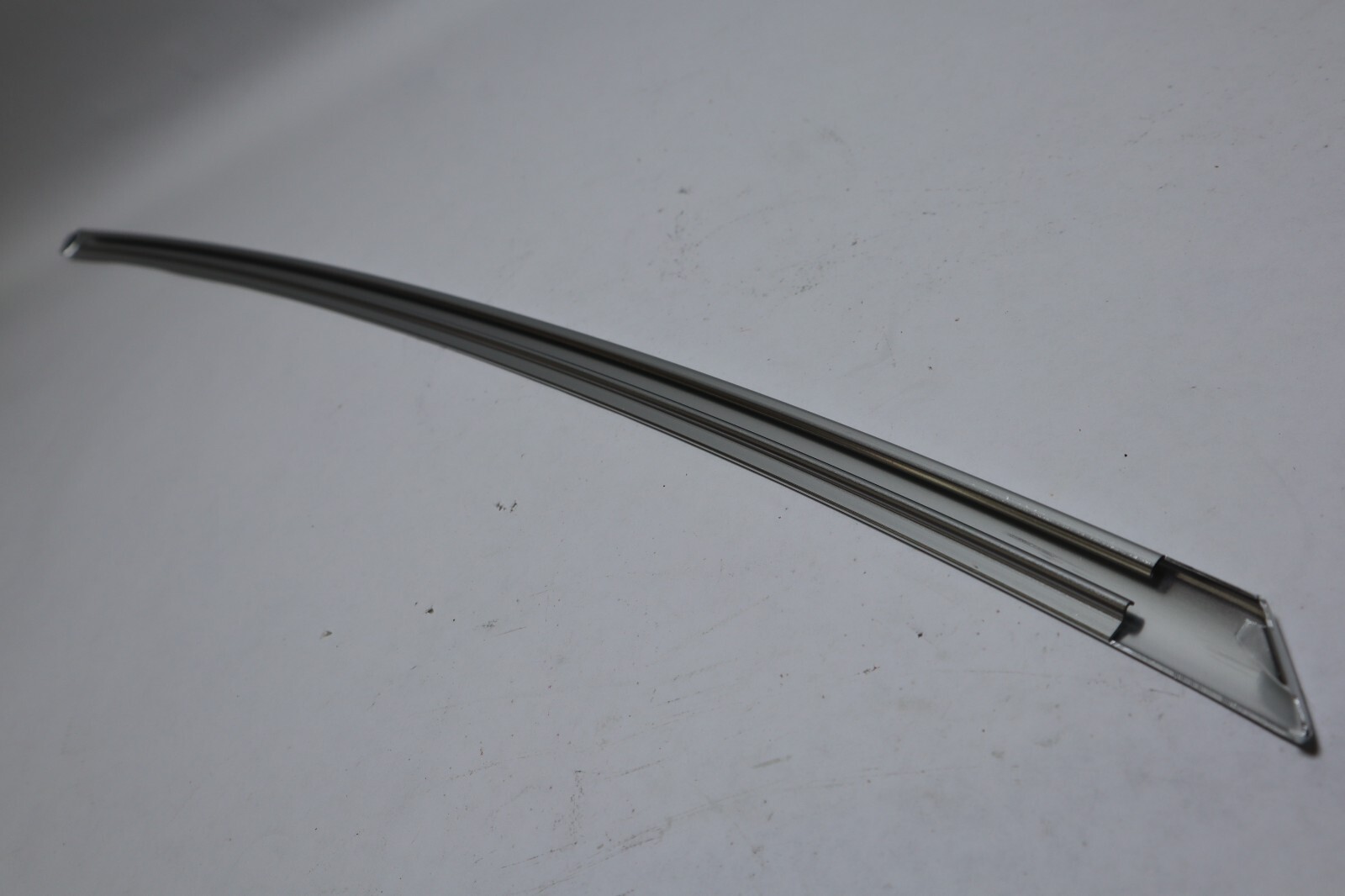 Genuine GM Rear right Side Door Window Upper Reveal Molding #22909601 84398704 - Image 9