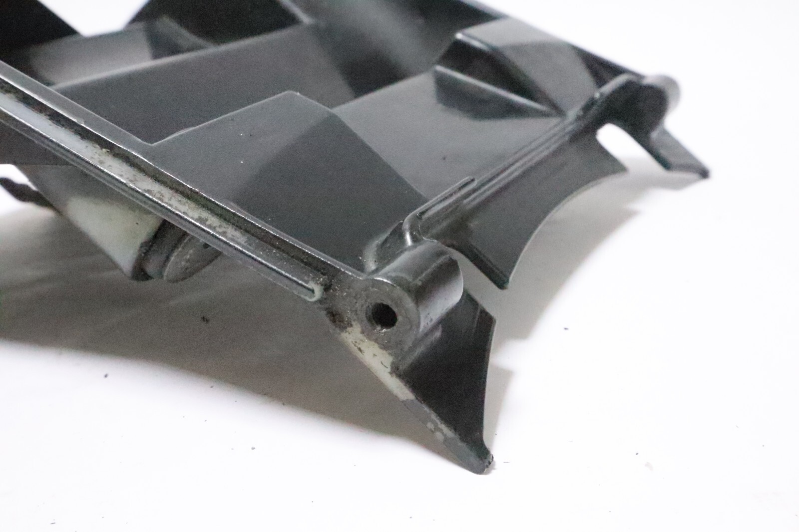 2003-2011 Suzuki DF140 4-stroke outboard center front cover with latch - Image 8