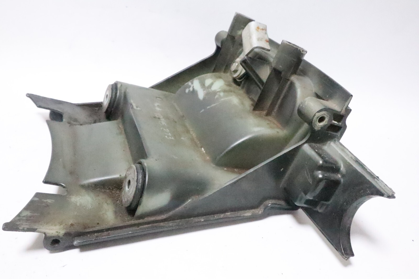 2003-2011 Suzuki DF140 4-stroke outboard center front cover with latch - Image 14
