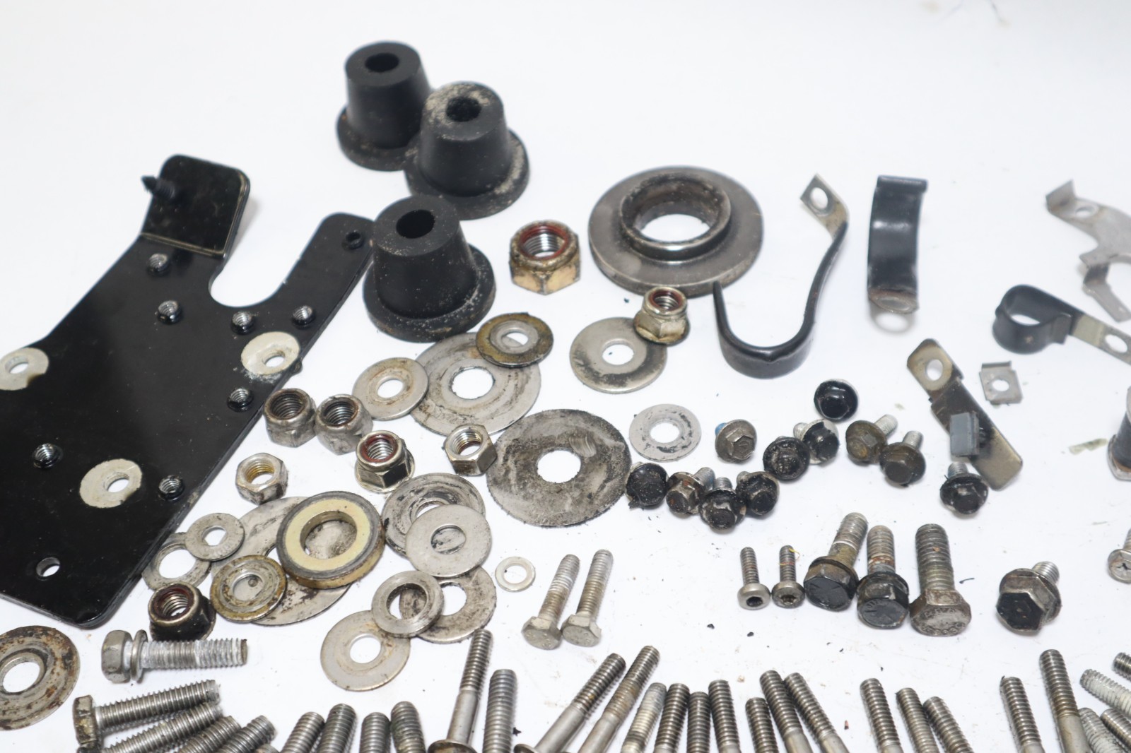 2006 MERCURY 150 hp Optimax DFI mixed bolts hardware - Image 6