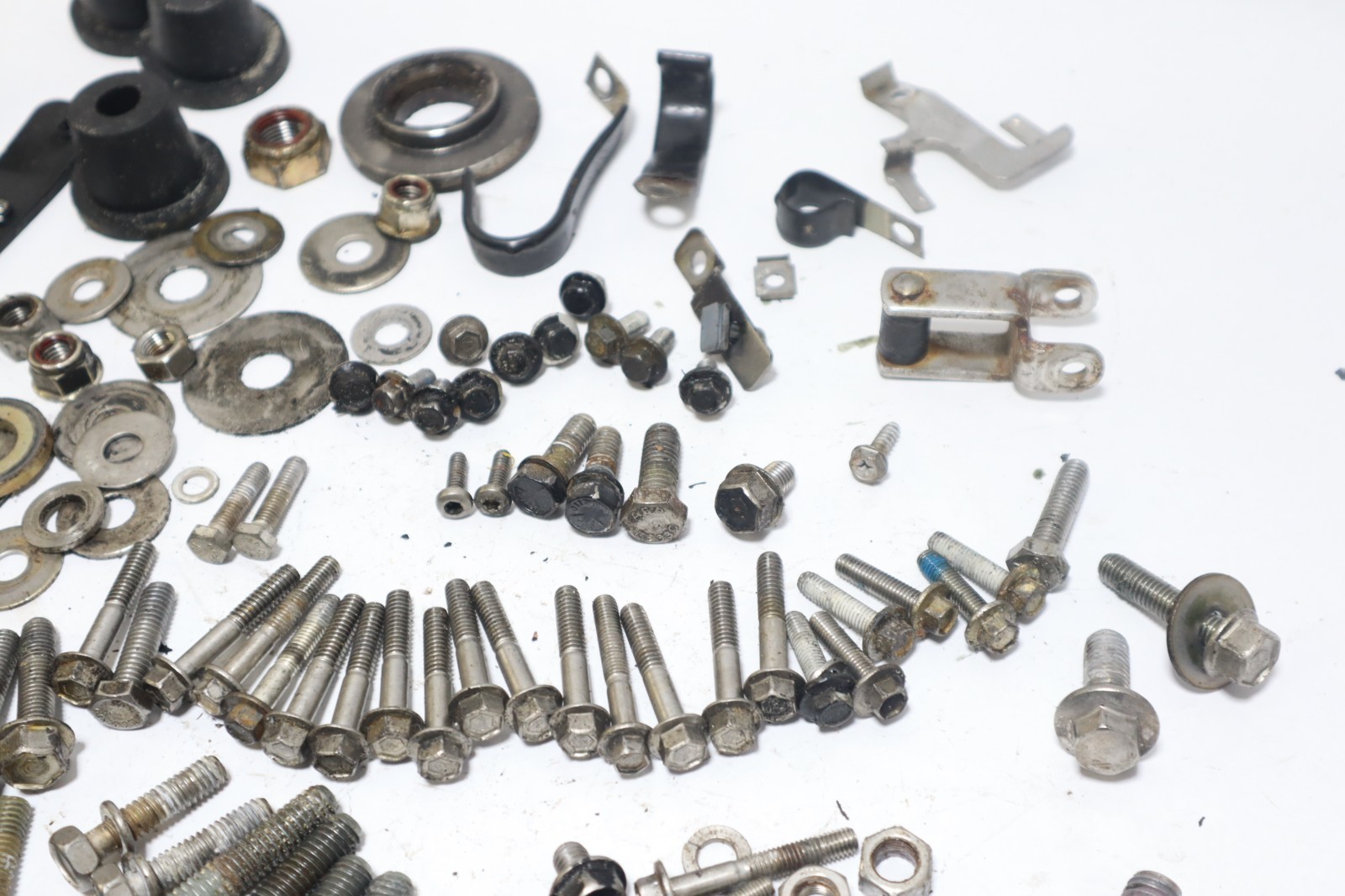 2006 MERCURY 150 hp Optimax DFI mixed bolts hardware - Image 7