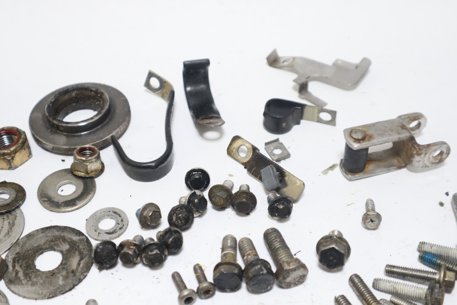2006 MERCURY 150 hp Optimax DFI mixed bolts hardware - Image 10