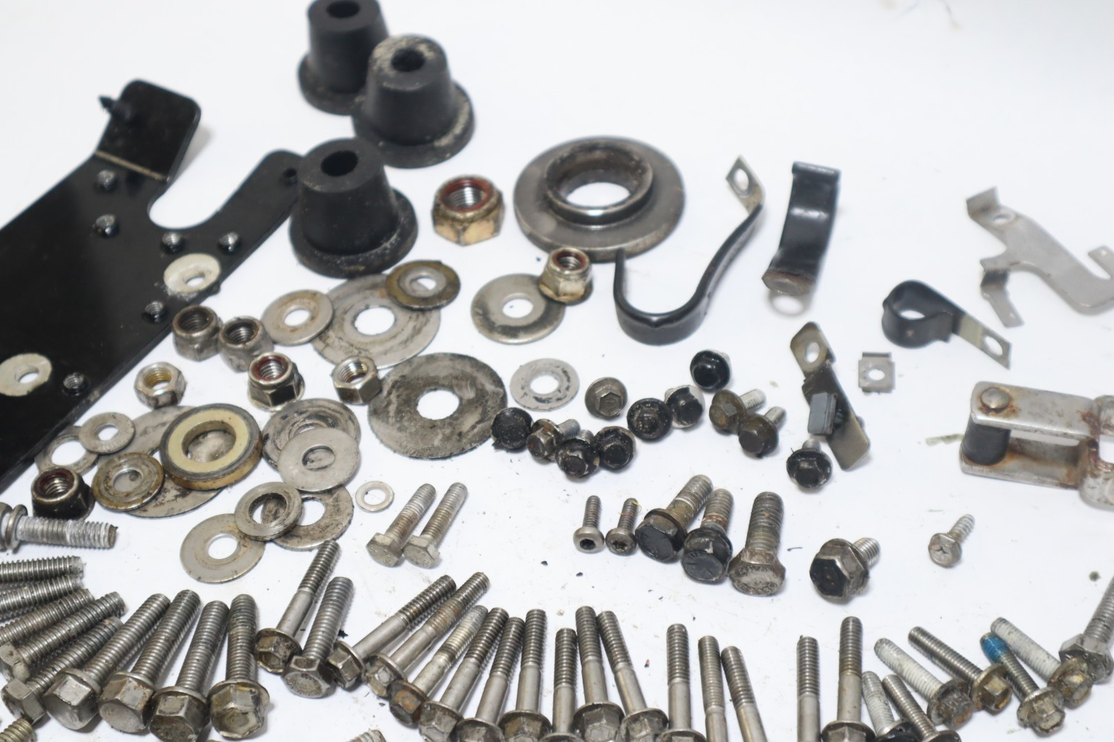 2006 MERCURY 150 hp Optimax DFI mixed bolts hardware - Image 16