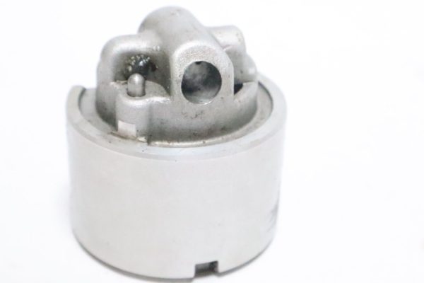 391365 Johnson Evinrude 1984-2001 Bearing Housing 40 50 55 60 65 70 + HP USED