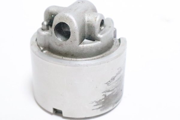 391365 Johnson Evinrude 1984-2001 Bearing Housing 40 50 55 60 65 70 + HP USED - Image 5