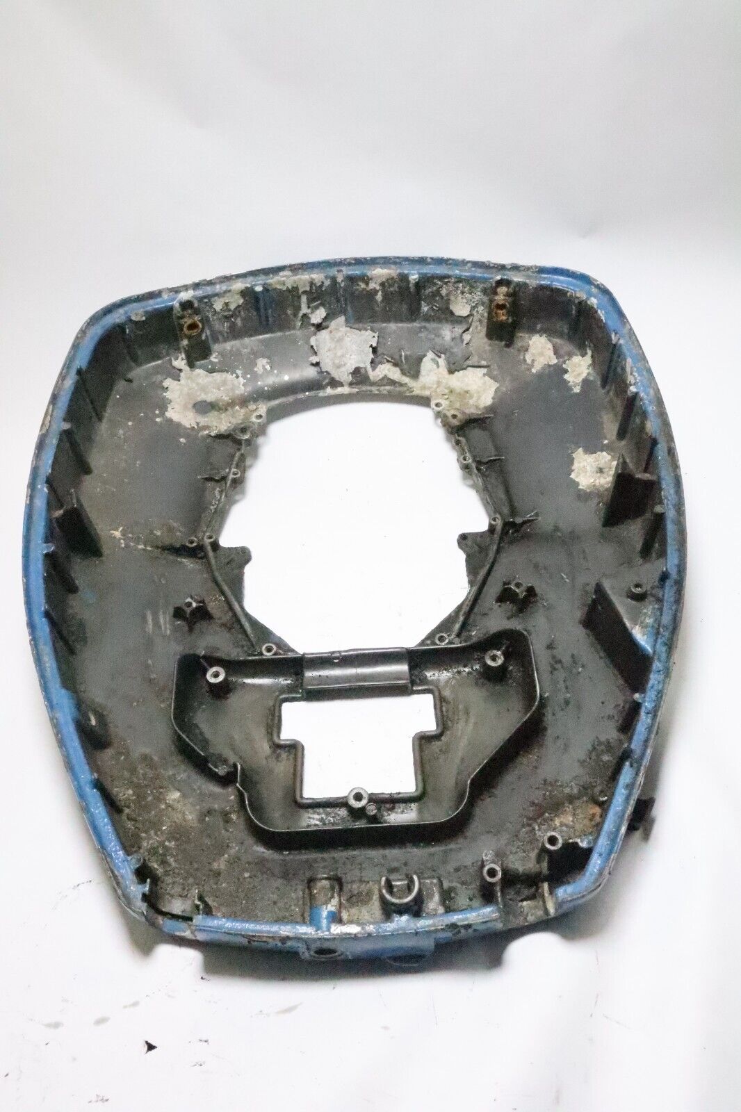 432658 434288 Johnson Evinrude 1976-1990 Lower Engine Cover 150 155 175 + HP USED - Image 3