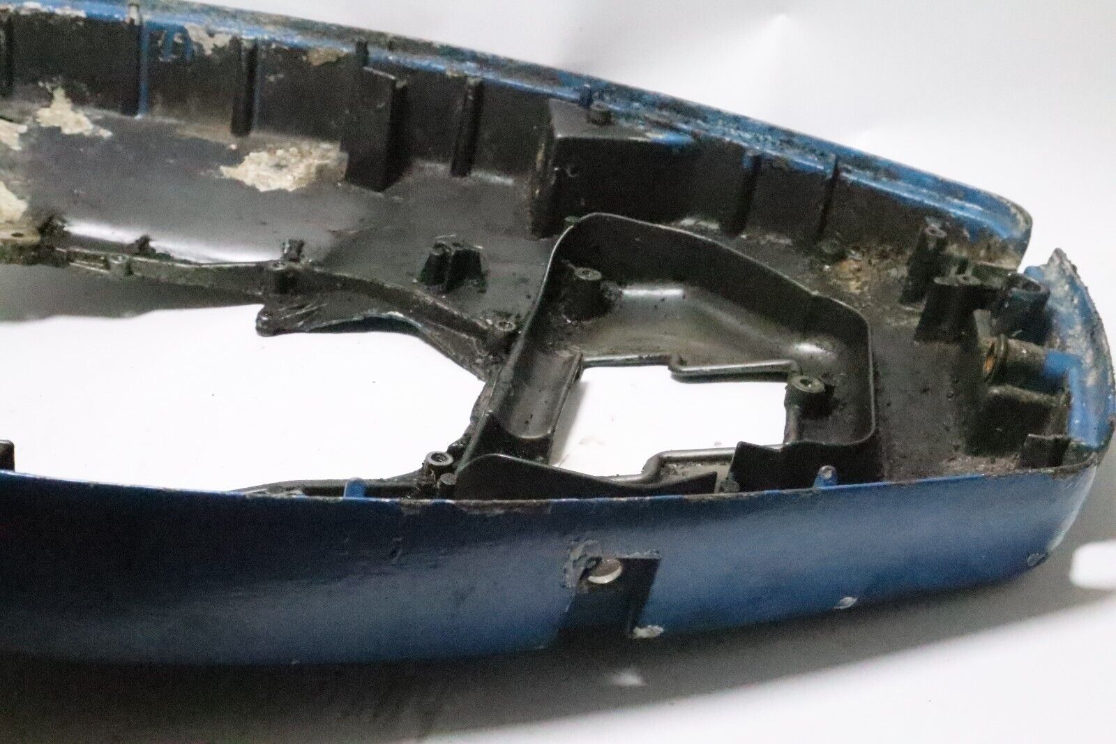 432658 434288 Johnson Evinrude 1976-1990 Lower Engine Cover 150 155 175 + HP USED - Image 5