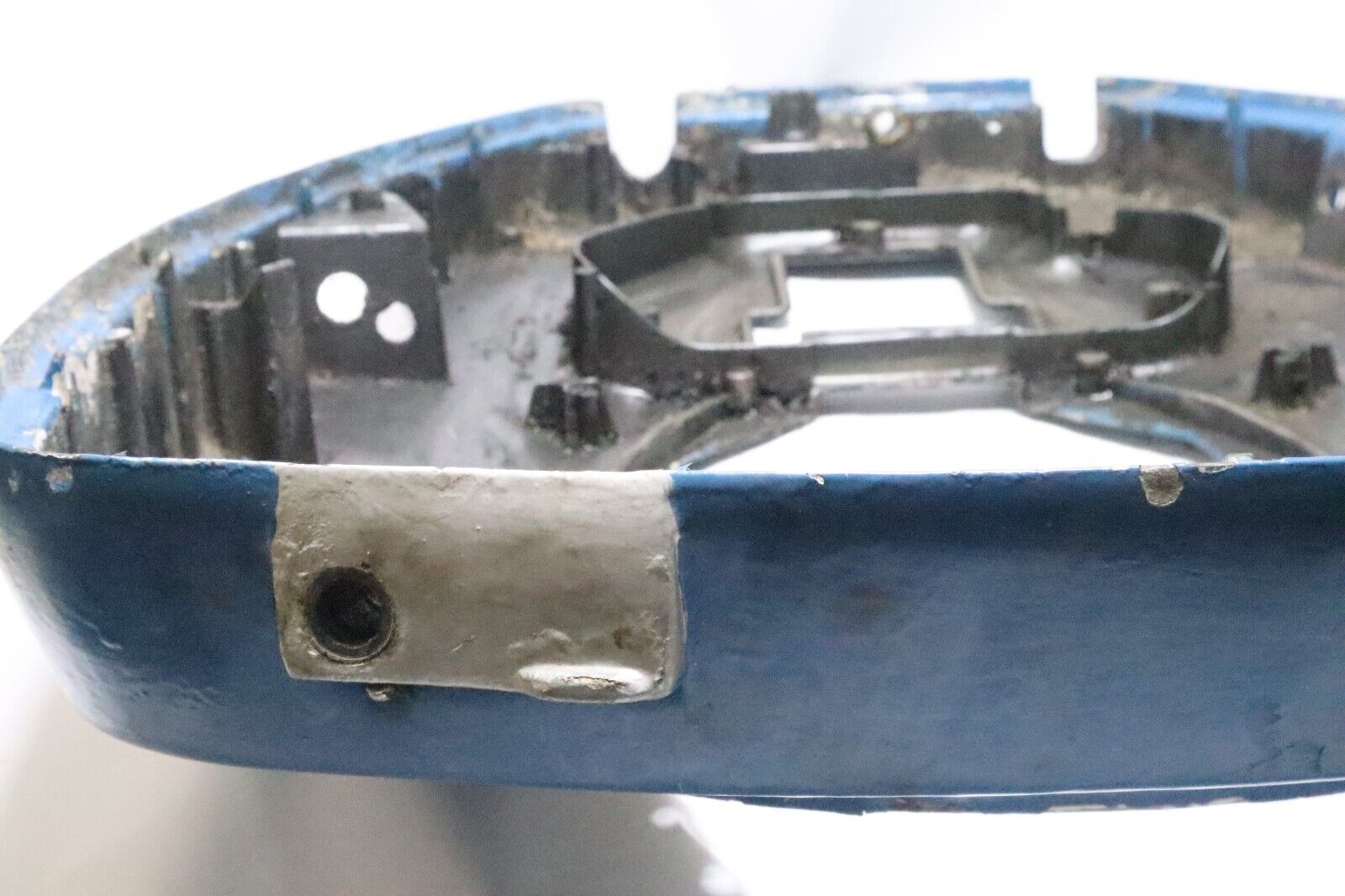 432658 434288 Johnson Evinrude 1976-1990 Lower Engine Cover 150 155 175 + HP USED - Image 6
