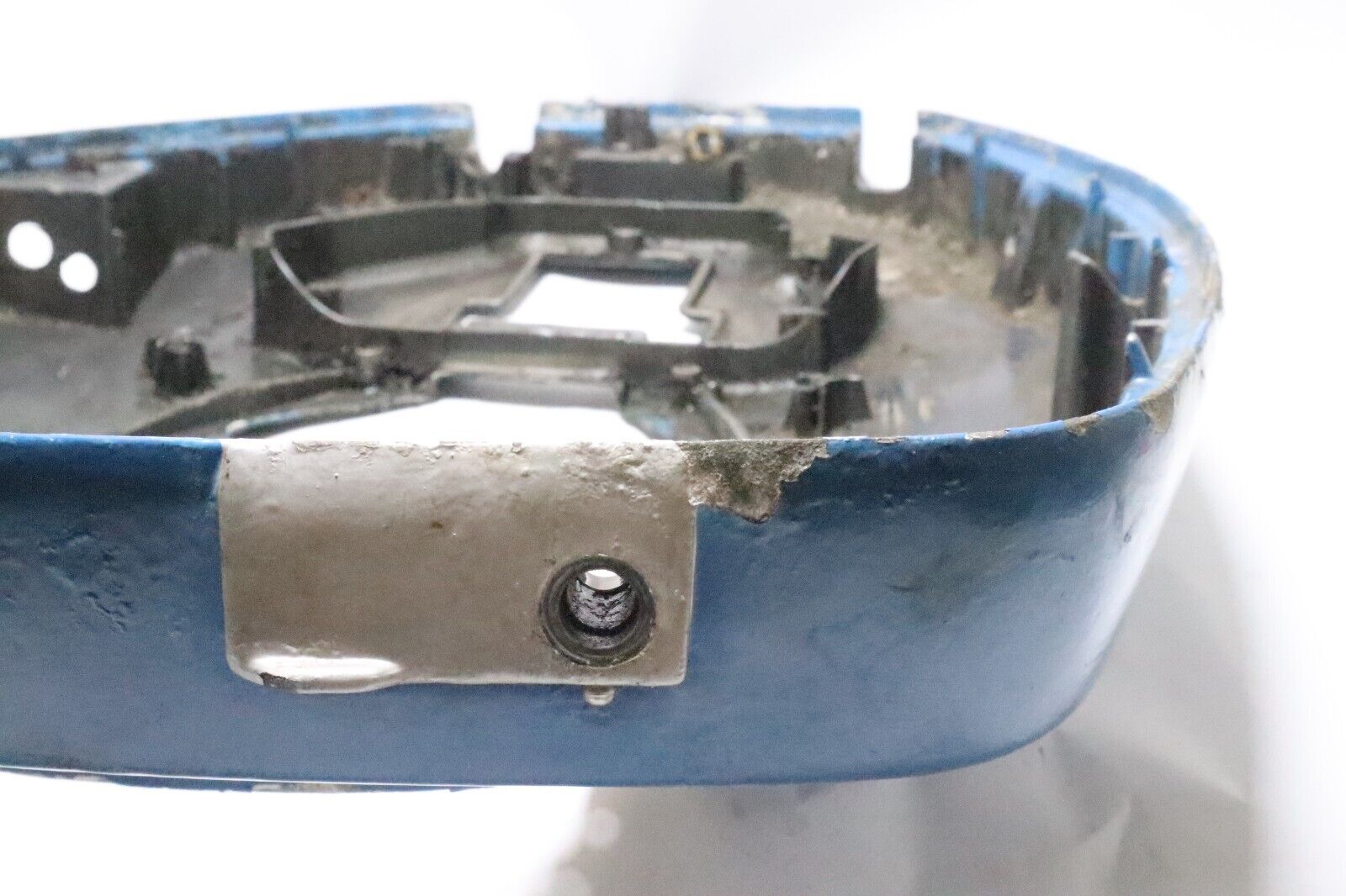 432658 434288 Johnson Evinrude 1976-1990 Lower Engine Cover 150 155 175 + HP USED - Image 7