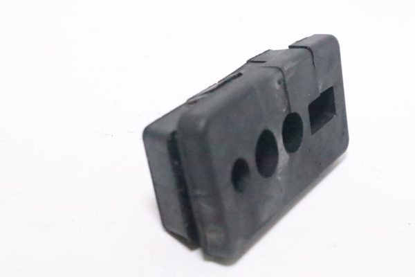 Lower Cowling, Suzuki 140 hp, DT140 rigging harness hold down grommet USED - Image 10
