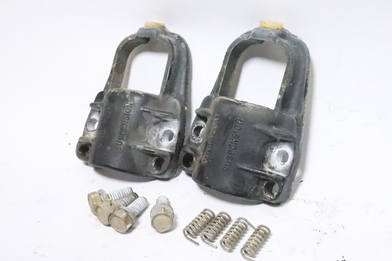 69592T Mercury Mariner 35-70 Hp Outboard Drive Shaft Housing Clamps USED - Image 3