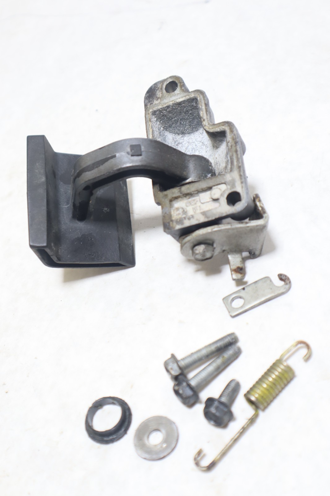 60V-42815-00-8D Yamaha 2004 250hp HPDI Z250TXRC Outboard Front Clamp Latch - Image 8