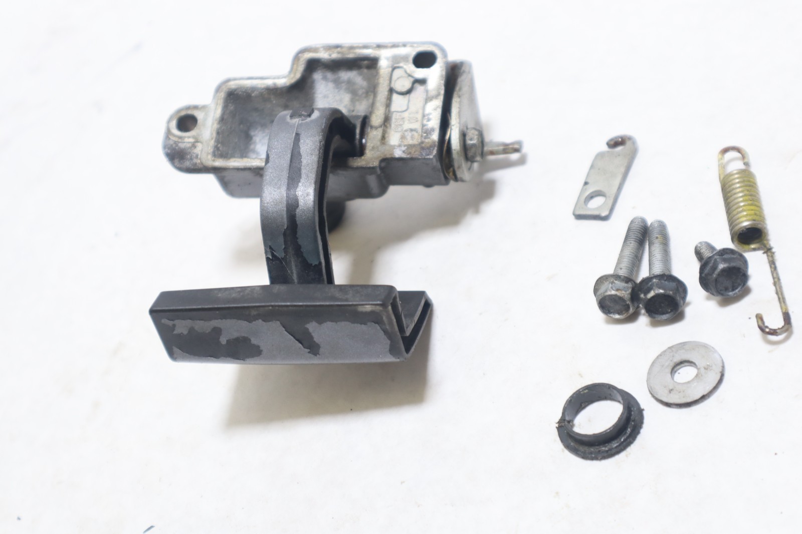 60V-42815-00-8D Yamaha 2004 250hp HPDI Z250TXRC Outboard Front Clamp Latch - Image 9