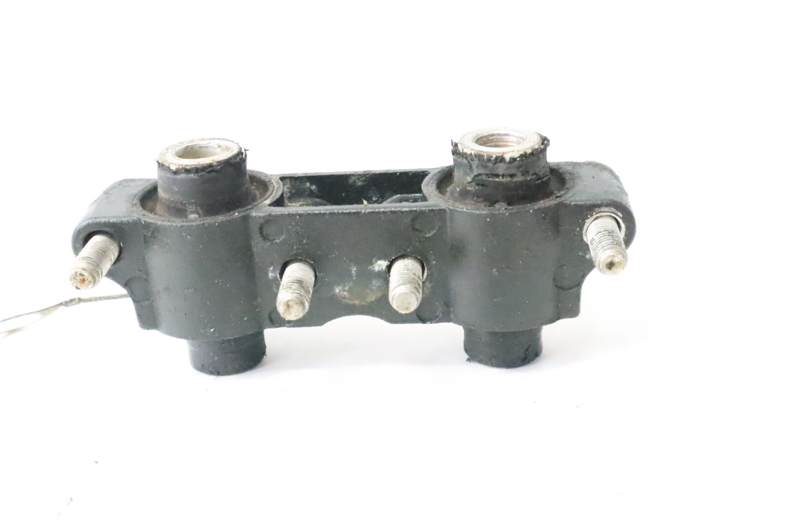 881898 2005 Mercury 50hp 50ELPTO Outboard Motor upper rubber mount - Image 7