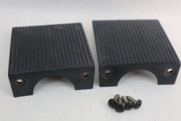 OEM MERCURY 2.5 XRI 6 CYLINDER CYL OUTBOARD 150 200  HP  LOWER MOUNT COVERS SET  USED