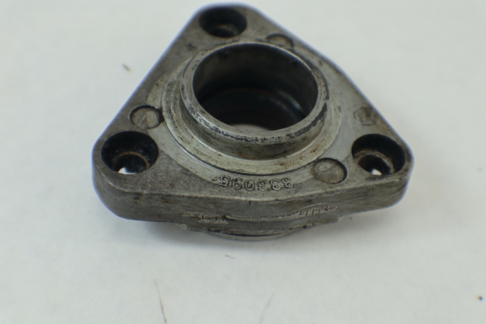333095 398050 JOHNSON EVINRUDE CRANKCASE HEAD AND SEAL 20 25 28 30 35 - Image 2