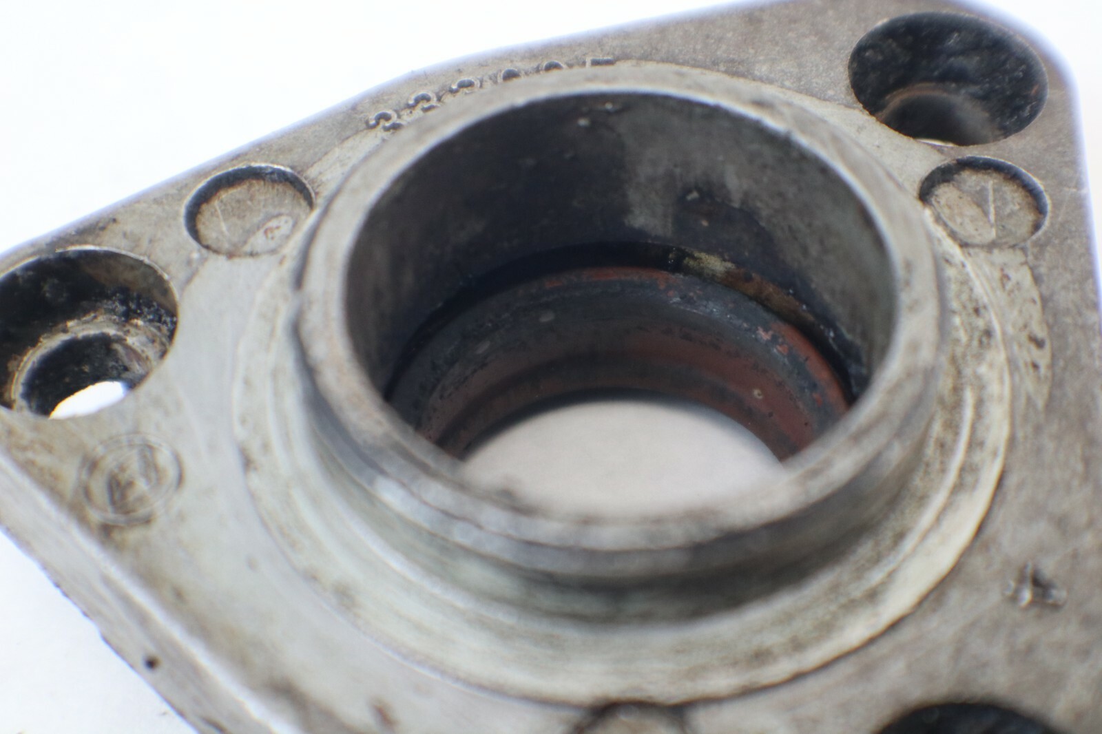 333095 398050 JOHNSON EVINRUDE CRANKCASE HEAD AND SEAL 20 25 28 30 35 - Image 7