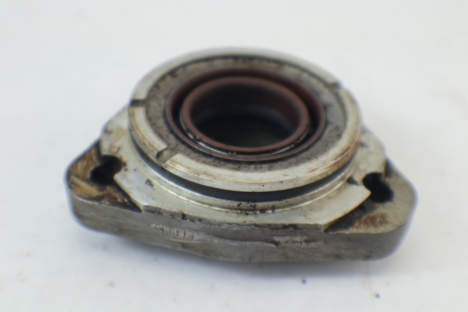 333095 398050 JOHNSON EVINRUDE CRANKCASE HEAD AND SEAL 20 25 28 30 35 - Image 10