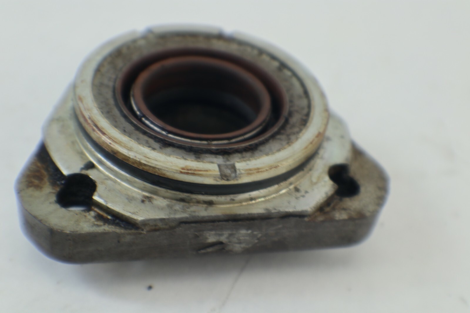 333095 398050 JOHNSON EVINRUDE CRANKCASE HEAD AND SEAL 20 25 28 30 35 - Image 12