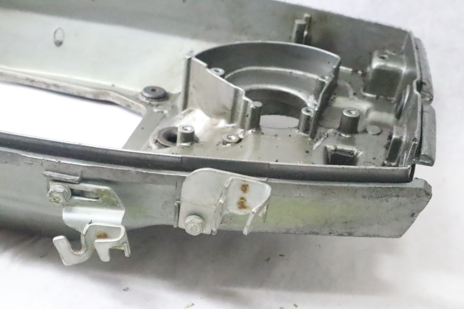 1977-1988 Mariner 40 hp 2168-9382M outboard bottom cowl OEM - Image 7