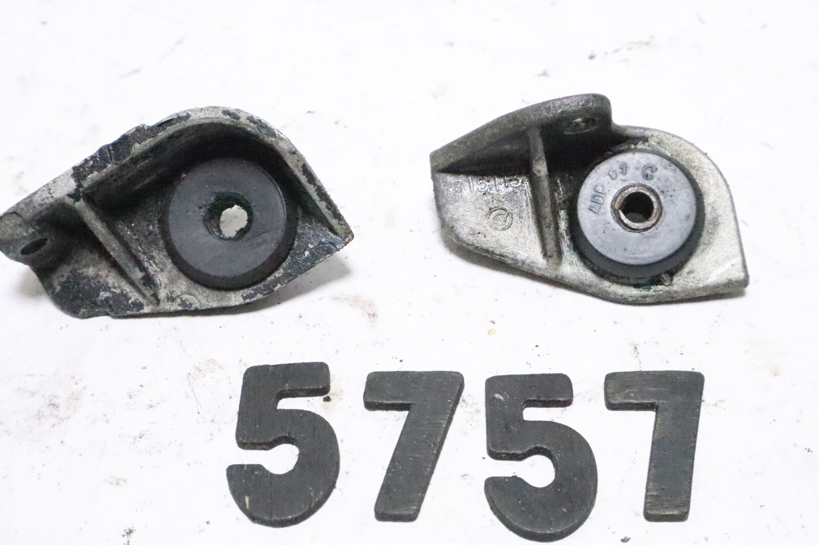 315113 Evinrude Johnson 85-235 Hp Outboard Lower Cowl Rear STBD Support Bracket - Image 2