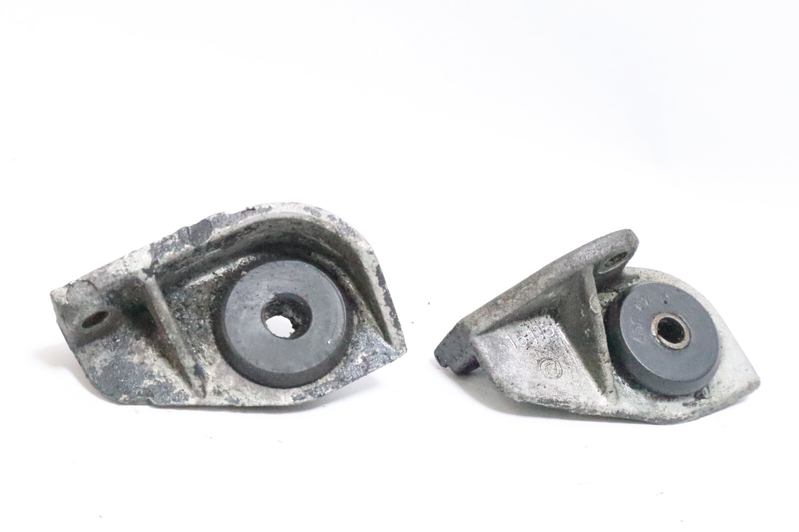 315113 Evinrude Johnson 85-235 Hp Outboard Lower Cowl Rear STBD Support Bracket - Image 3