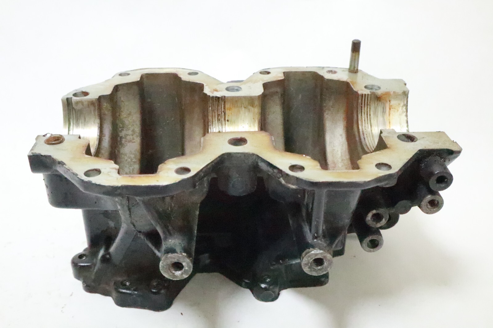 1989-1992 Evinrude Johnson 40 50 hp Cylinder Block Crank Case intake side - Image 11