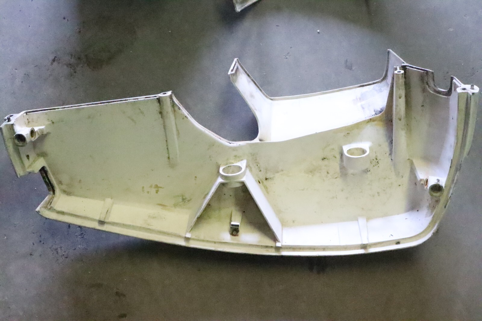 Evinrude 200-225r V6 lower covery Port STBD PN 0432783 0432405 - Image 13