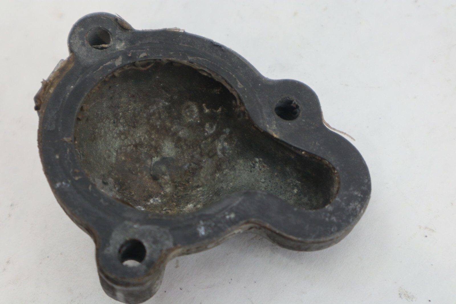 1989 SUZUKI 75HP THERMOSTAT COVER - Image 4