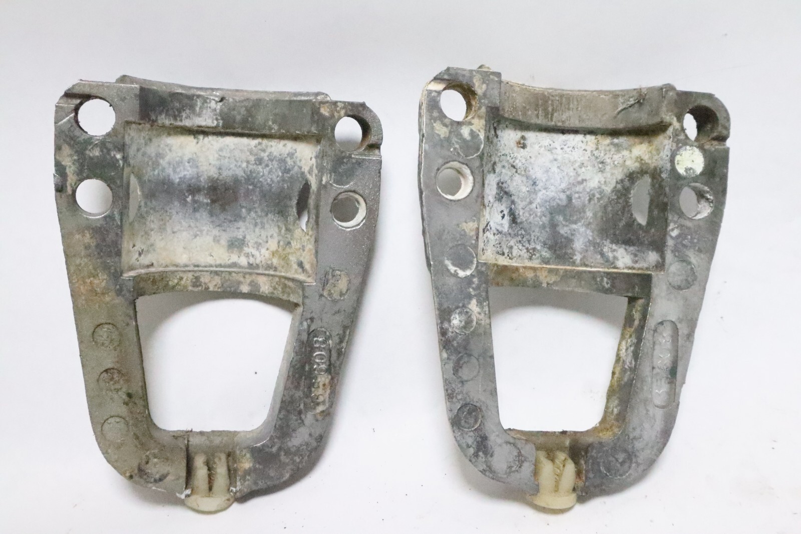 35608 Mercury 1976 85hp 4cylinder outboard clamp covers - Image 9
