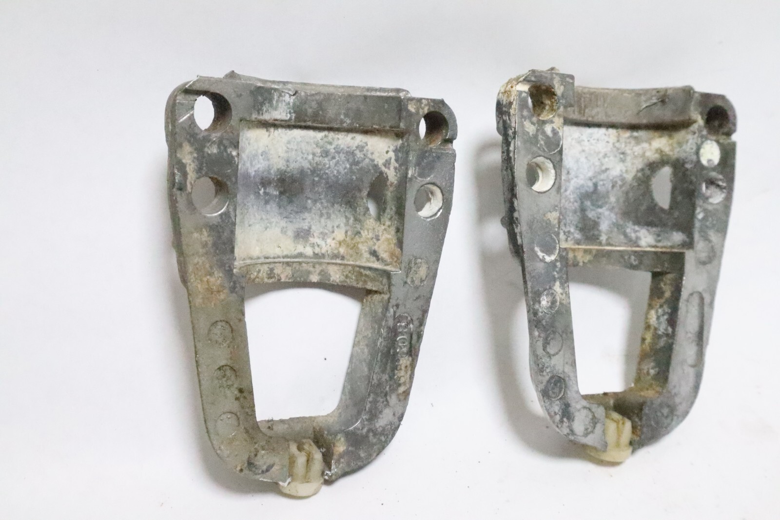 35608 Mercury 1976 85hp 4cylinder outboard clamp covers - Image 10