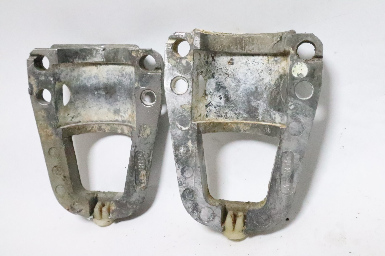 35608 Mercury 1976 85hp 4cylinder outboard clamp covers - Image 11