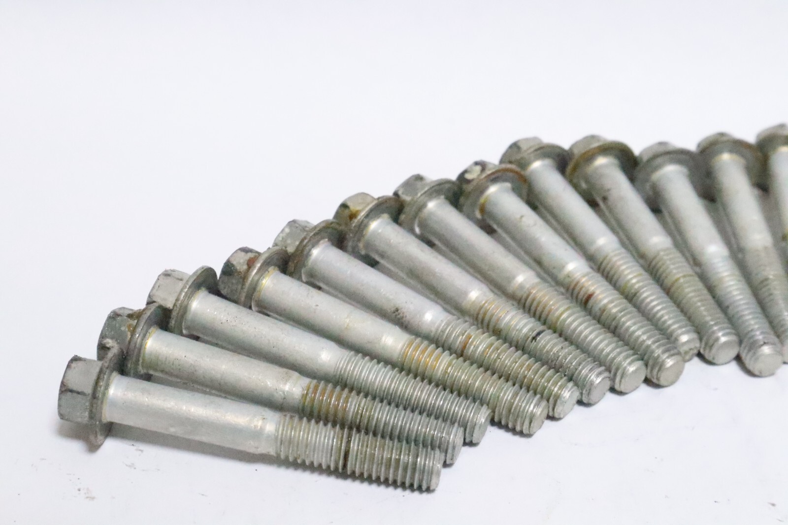 EVINRUDE ETEC CYLINDER HEAD BOLTS '' lots of 19 ''0351081 , 351081 , 0361609 - Image 8