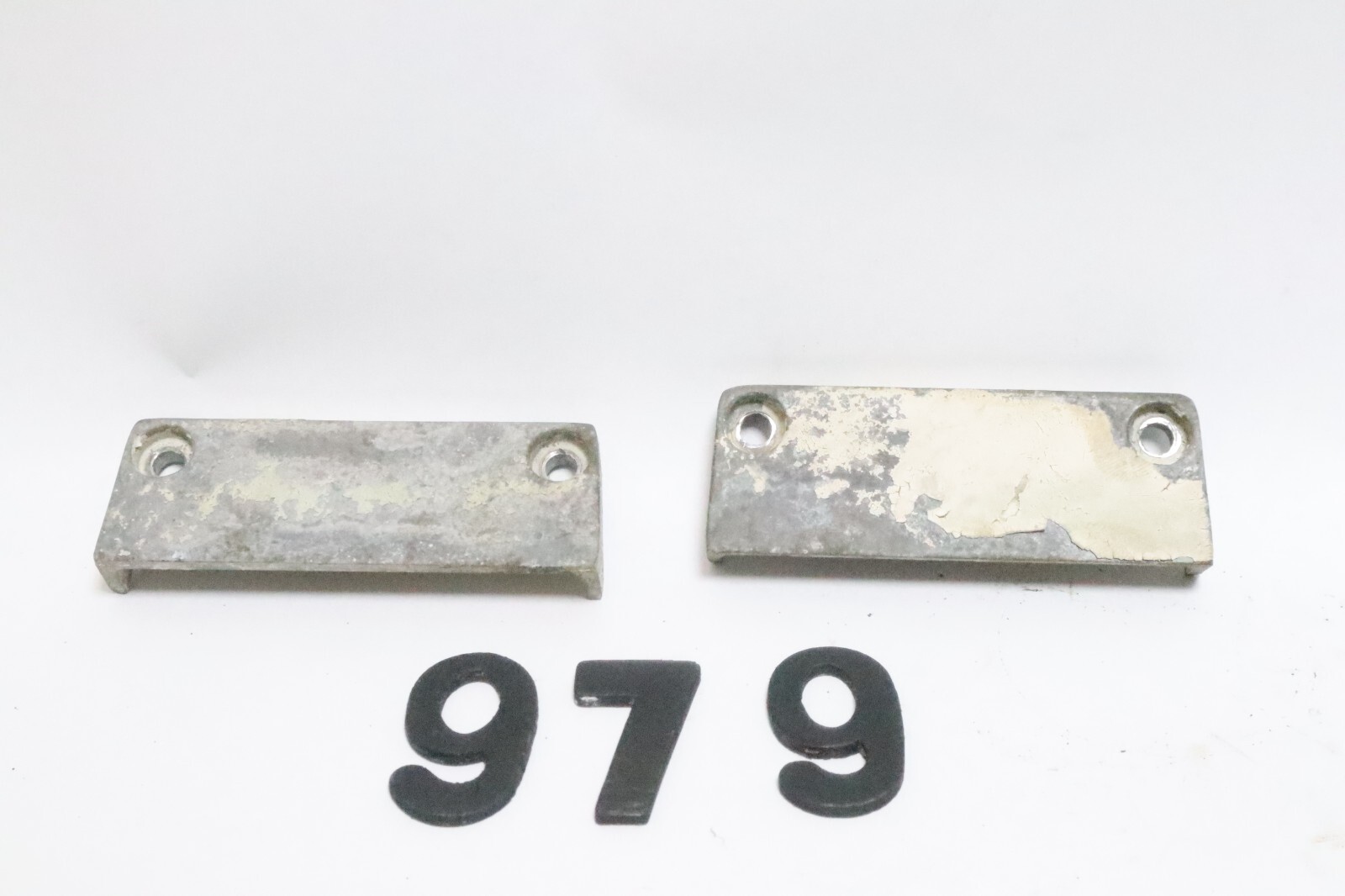 OEM JOHNSON 40 50 55 60 HP OUTBOARD MOTOR ENGINE MOUNTING SIDE COVER PAIR USED - Image 2