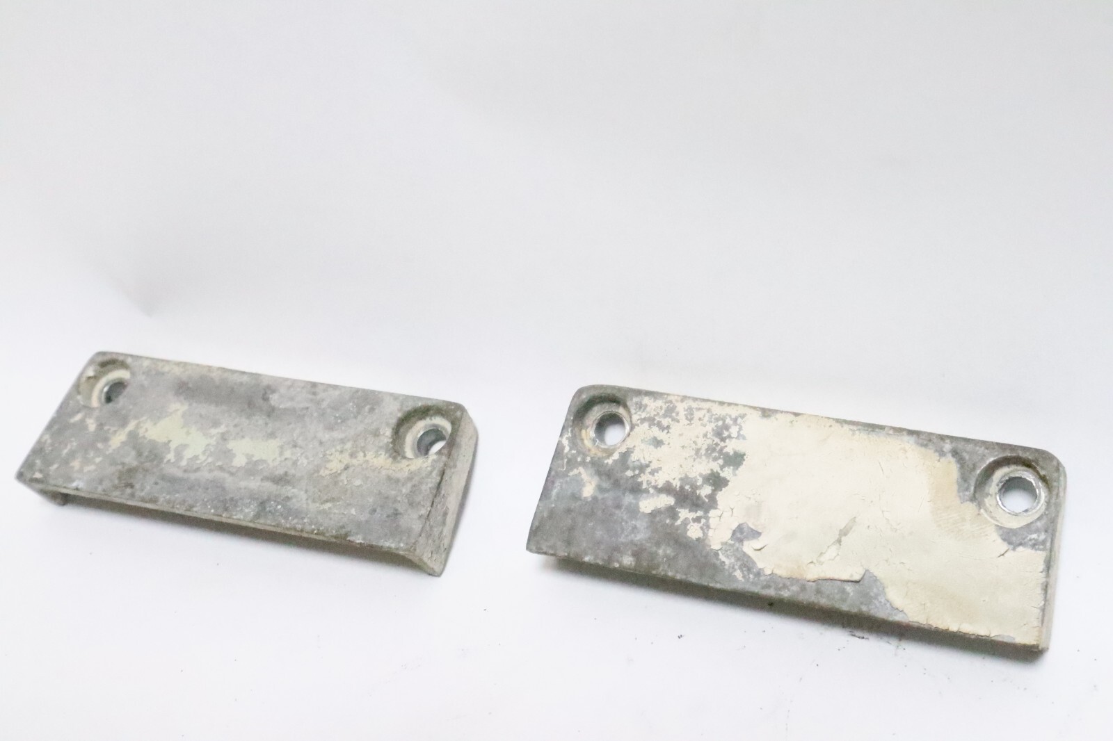 OEM JOHNSON 40 50 55 60 HP OUTBOARD MOTOR ENGINE MOUNTING SIDE COVER PAIR USED - Image 3