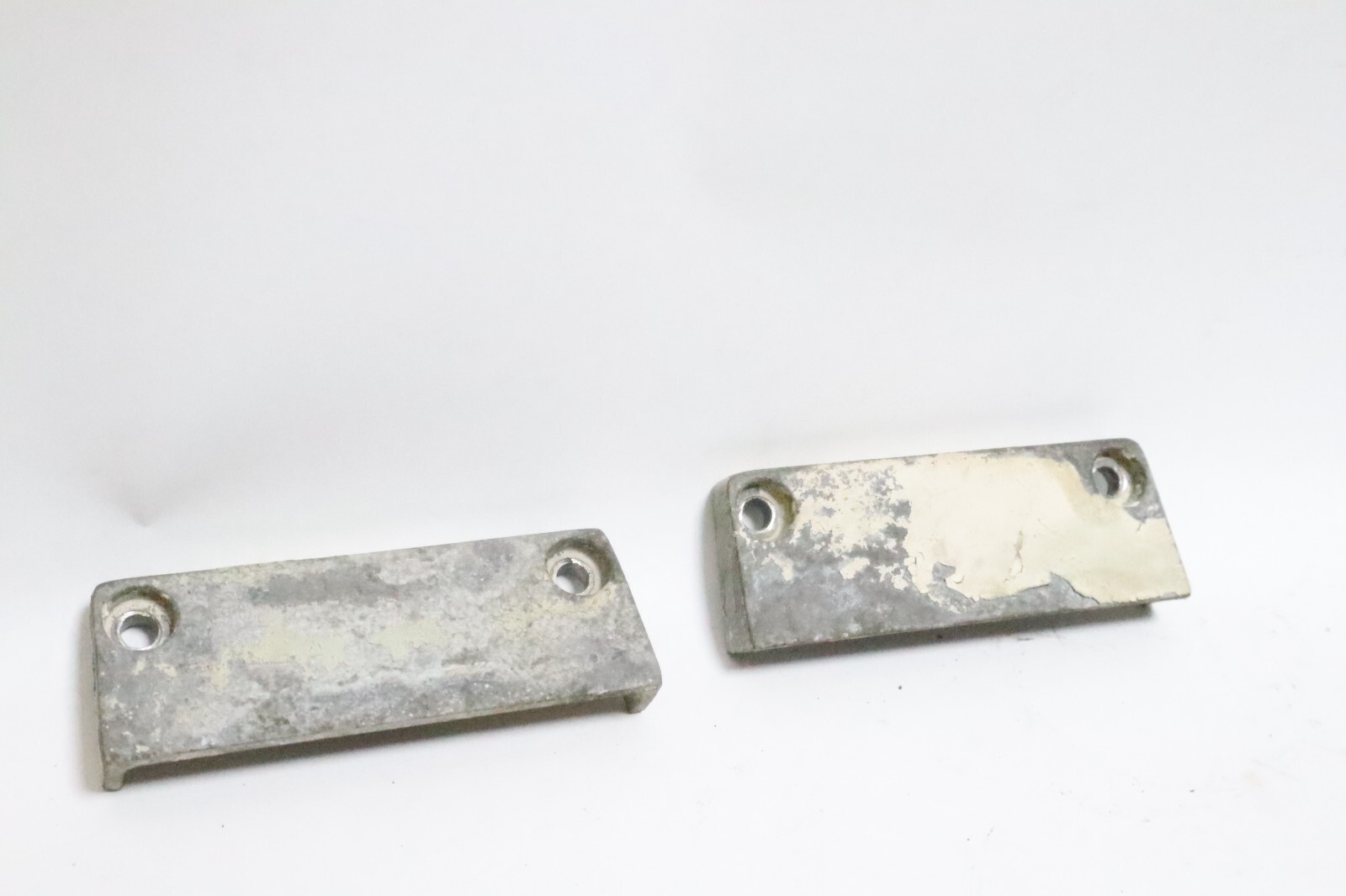 OEM JOHNSON 40 50 55 60 HP OUTBOARD MOTOR ENGINE MOUNTING SIDE COVER PAIR USED - Image 4