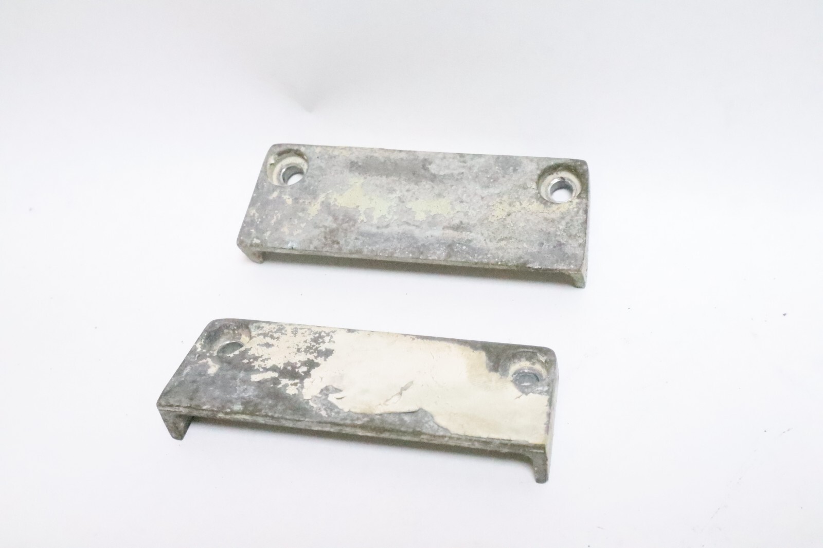 OEM JOHNSON 40 50 55 60 HP OUTBOARD MOTOR ENGINE MOUNTING SIDE COVER PAIR USED - Image 5