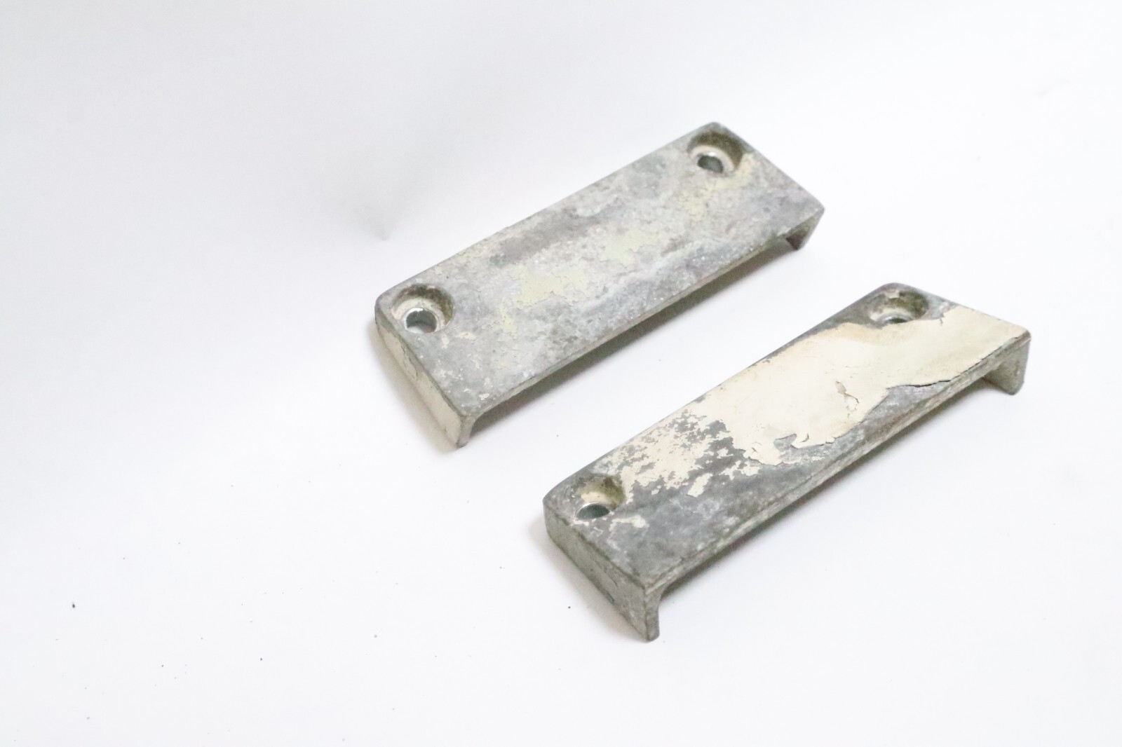OEM JOHNSON 40 50 55 60 HP OUTBOARD MOTOR ENGINE MOUNTING SIDE COVER PAIR USED - Image 7