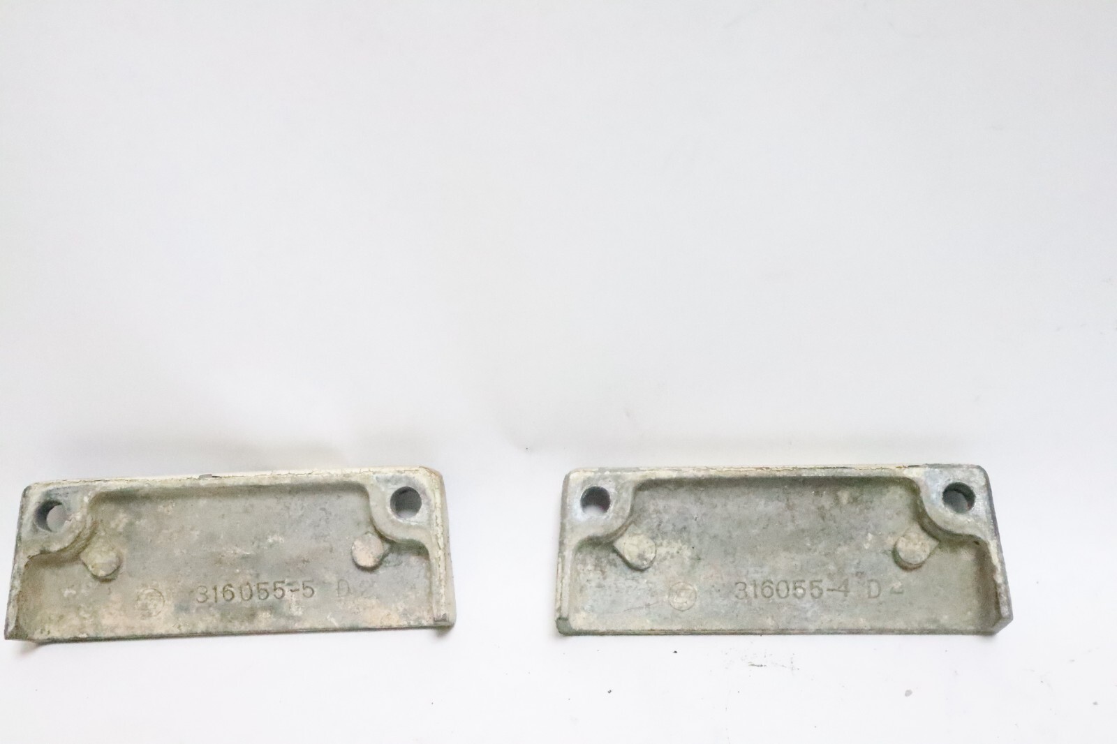OEM JOHNSON 40 50 55 60 HP OUTBOARD MOTOR ENGINE MOUNTING SIDE COVER PAIR USED - Image 8