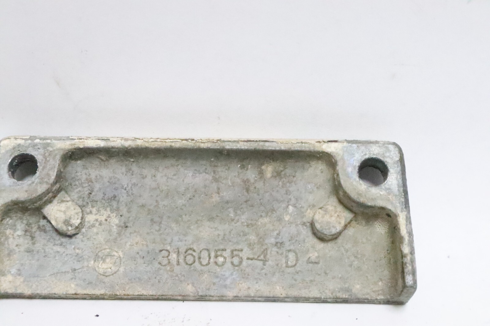 OEM JOHNSON 40 50 55 60 HP OUTBOARD MOTOR ENGINE MOUNTING SIDE COVER PAIR USED - Image 9