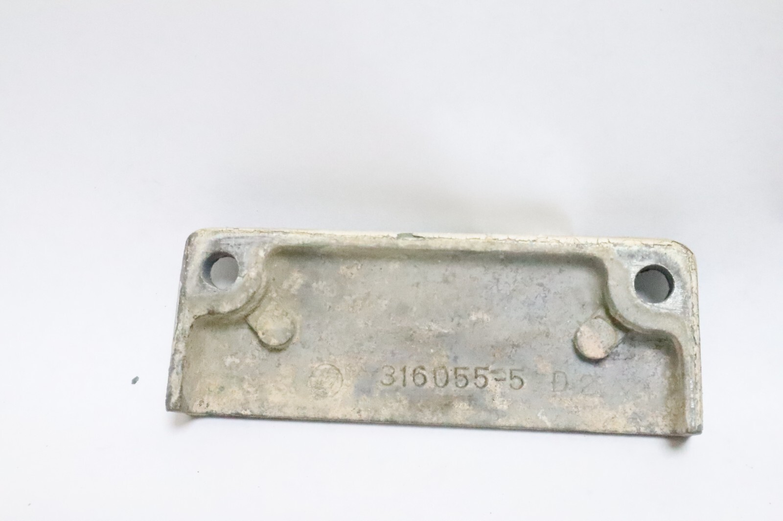 OEM JOHNSON 40 50 55 60 HP OUTBOARD MOTOR ENGINE MOUNTING SIDE COVER PAIR USED - Image 10